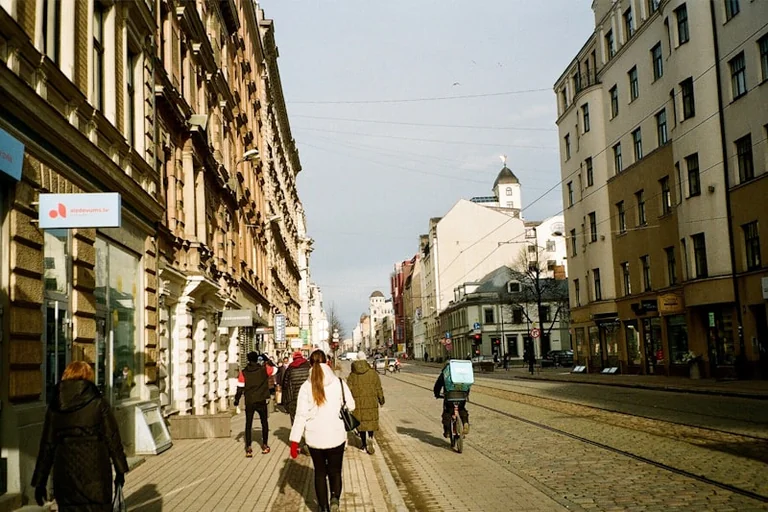 21. augusts Latvijā nav brīvdiena: darba un iestāžu režīms