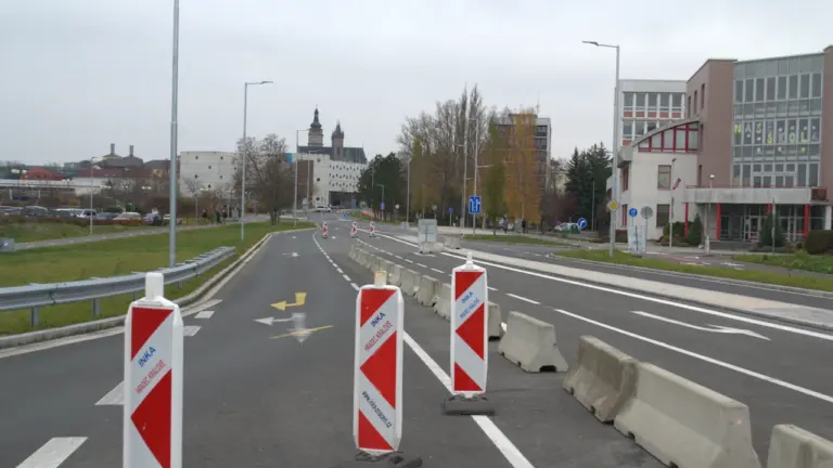 Daugavpils autovadītājus gaida joslu maiņa remontdarbu zonā