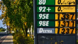 Degvielas uzpildes stacijas cenu zīme ar dažādiem degvielas veidiem un to cenām.