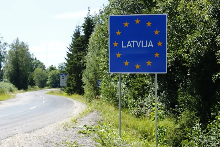Latvijā 14. augustā: brīdinājumus pārbaudi pirms ceļa
