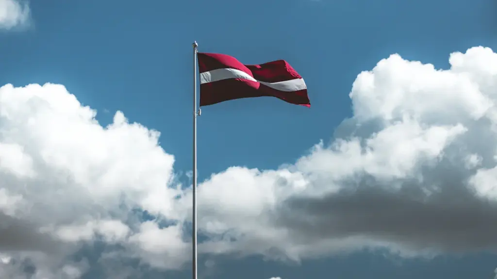 Latvijas karogs pie mājām: vēsture un obligātie datumi