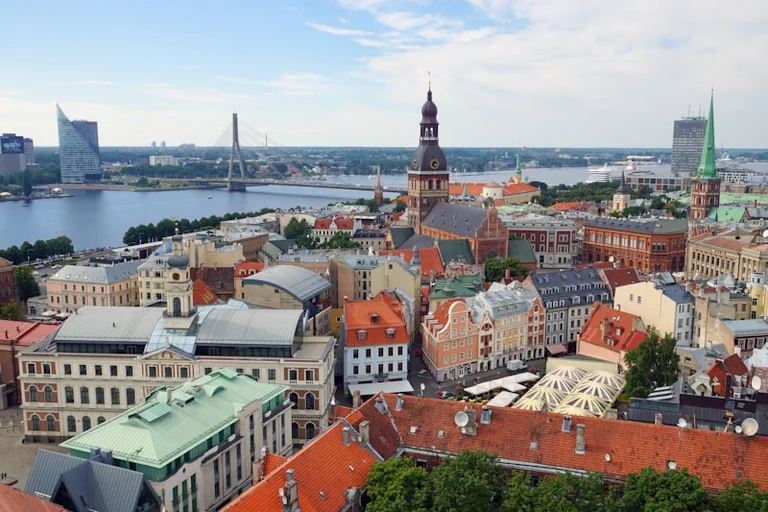 Latvijas karogs pie mājām: vēsture un obligātie datumi