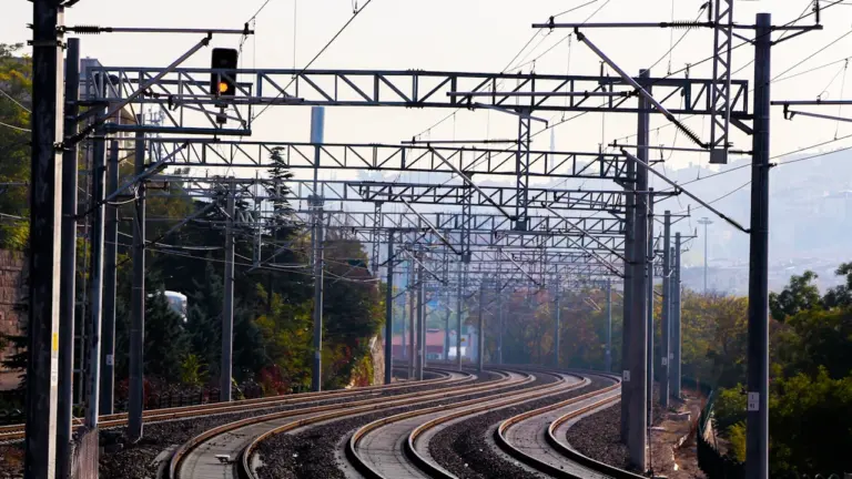 Rail Baltica Latvijā: vai vilcieni šķērsos robežu līdz 2030. gadam