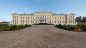 Majestātiska baroka stila pils ar koptu dārzu gaišā un saulainā rudens dienā.