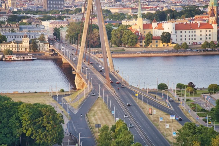 Rīgas ielu remontdarbi 11. augustā: kur gaidīt kavēšanos