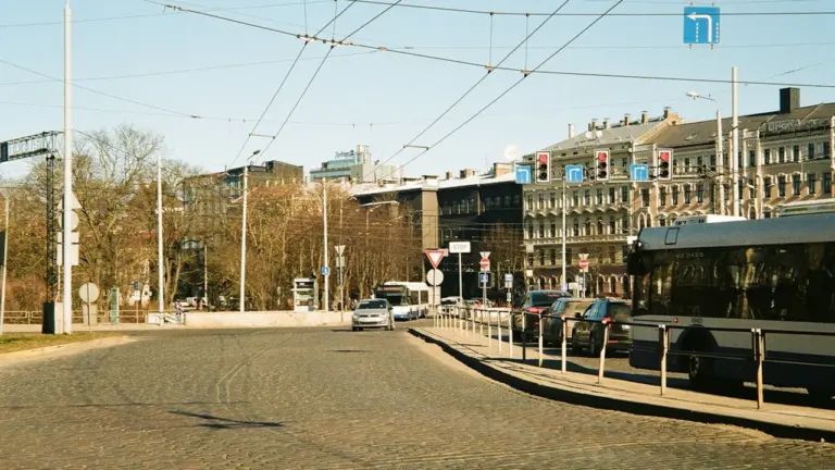 Rīgas satiksme 24. augustā: pārbaudi maršrutu pirms ceļa