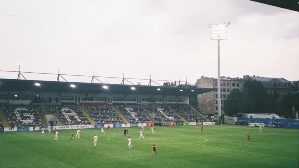 Futbola laukums Rīgā ar spēlētājiem EČ kvalifikācijas spēles laikā Latvijas futbola stadionā