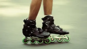 Sportists uz rollerslēpēm veic braucienu pa asfaltētu trasi Madonas pasaules čempionāta laikā.
