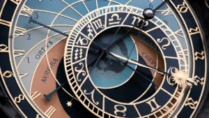 Prāgas astronomiskais pulkstenis ar zodiaka zīmēm, kas simbolizē laika ritumu un astroloģiju.