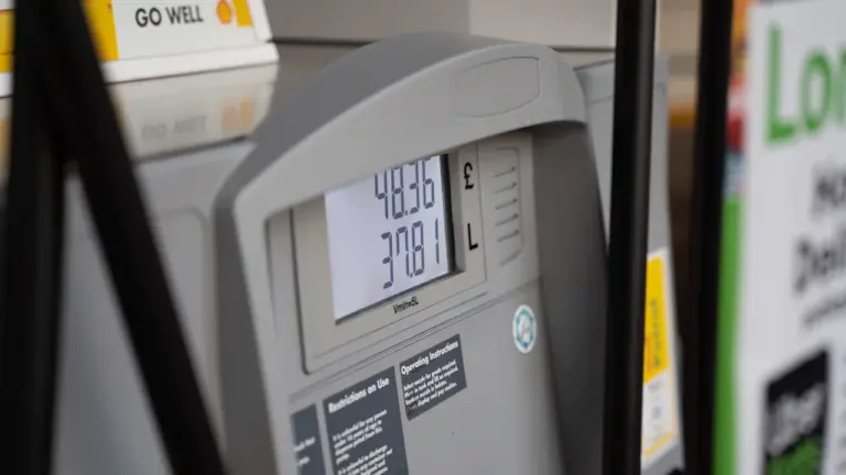 Kad lētāka degviela atmaksātos, skaiti arī ceļu līdz stacijai