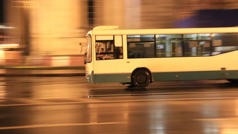 Sapnis par nokavētu autobusu: ko tas atklāj par rīta steigu