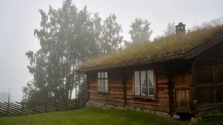 Sapnis par vecu māju: atmiņas, pārmaiņas un piederība